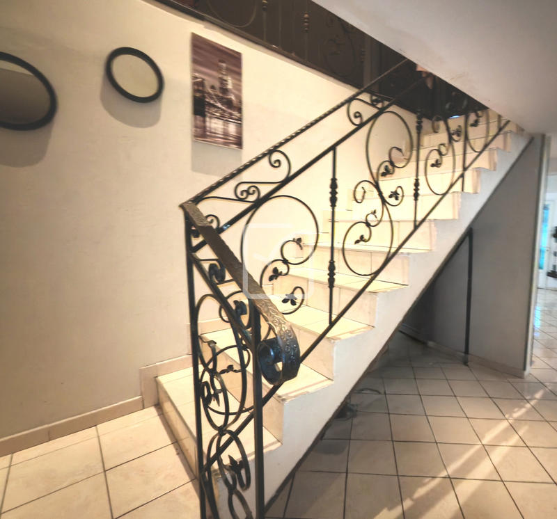 Maison - 236 m² - 7 pièces