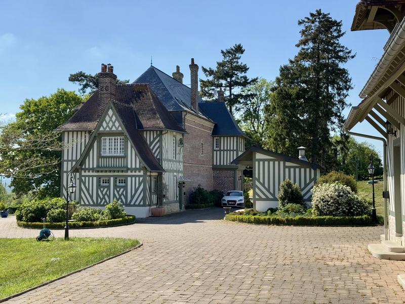 Maison - 1 085 m² - 15 pièces