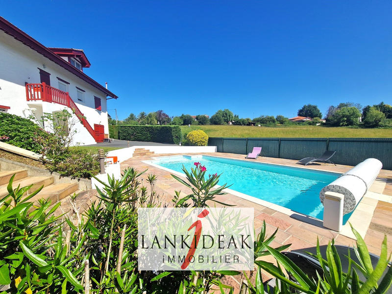 Maison - 204 m² - 6 pièces