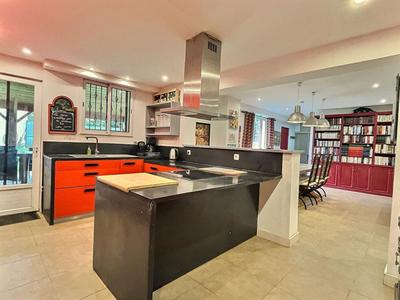 Maison - 269 m² - 9 pièces