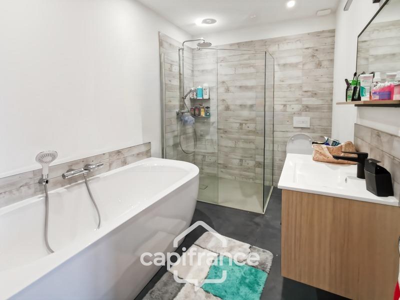 Maison traditionnelle - 170 m² - 8 pièces