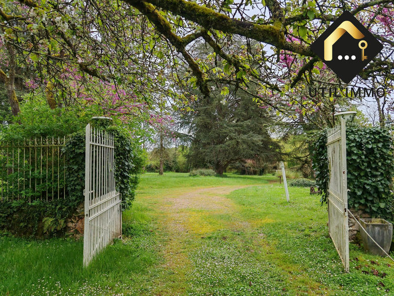 Maison - 1 062 m² - 13 pièces