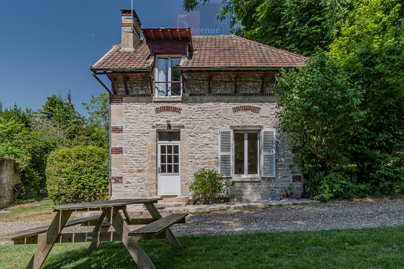 Maison - 300 m² - 9 pièces