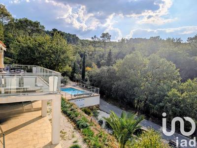 Maison - 230 m² - 8 pièces