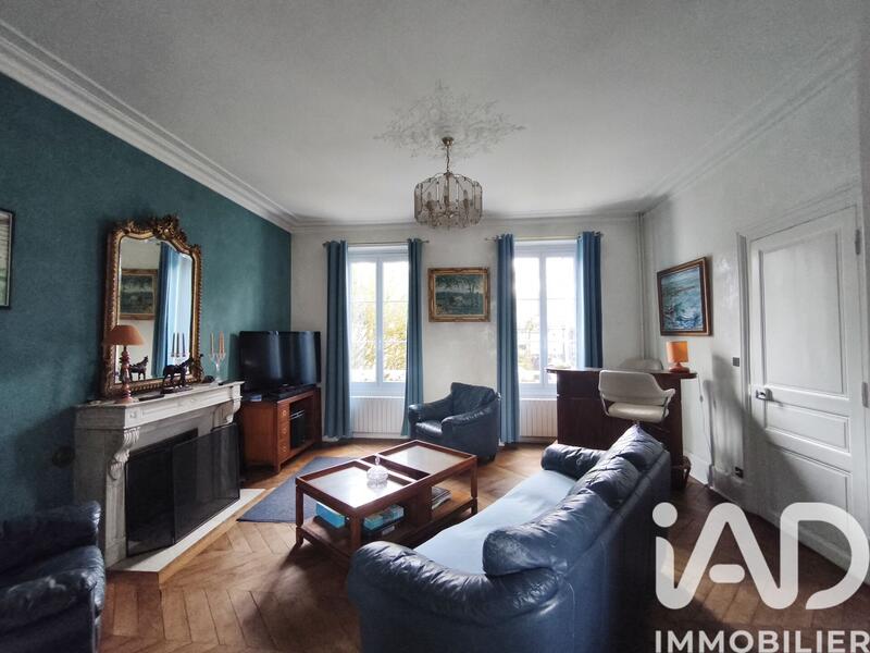 Maison - 210 m² - 9 pièces