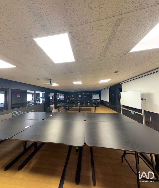 Local commercial - 592 m²