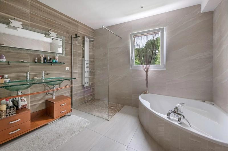 Villa - 233 m² - 12 pièces