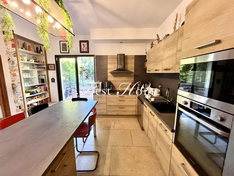 Maison - 230 m² - 9 pièces