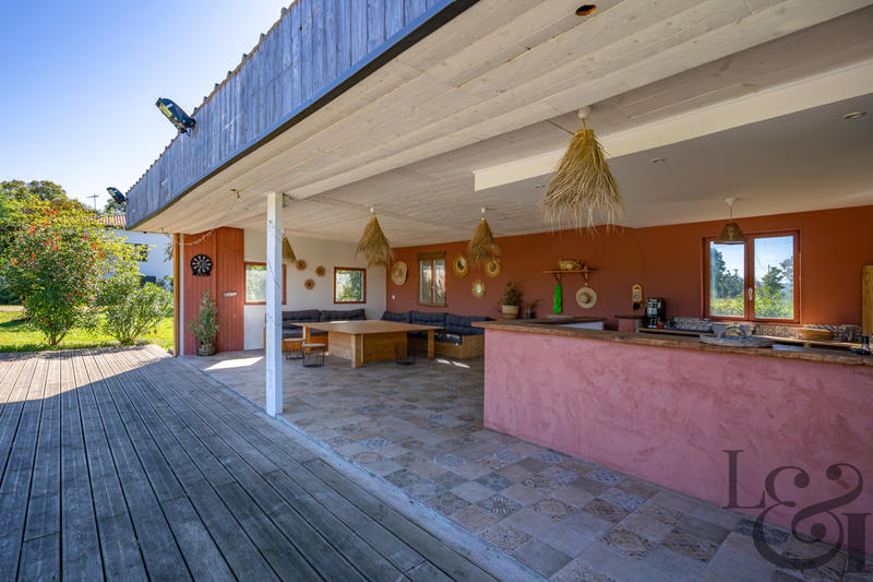 Maison - 250 m² - 13 pièces