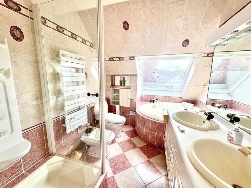 Maison - 222 m² - 10 pièces