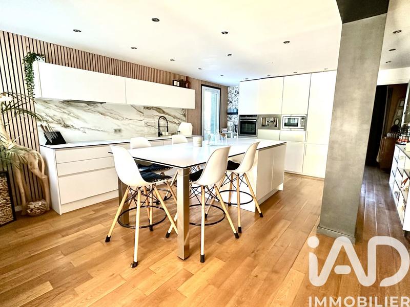 Maison - 200 m² - 6 pièces