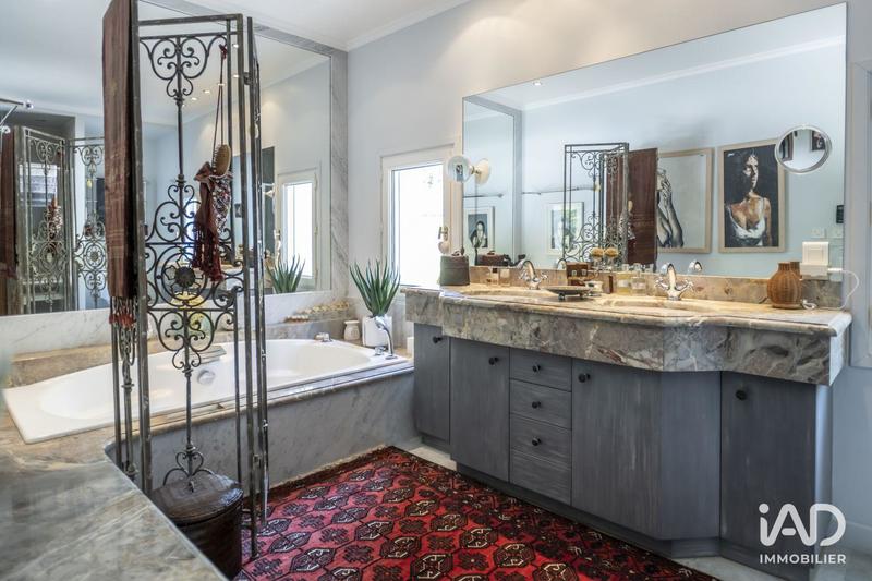 Maison - 300 m² - 6 pièces