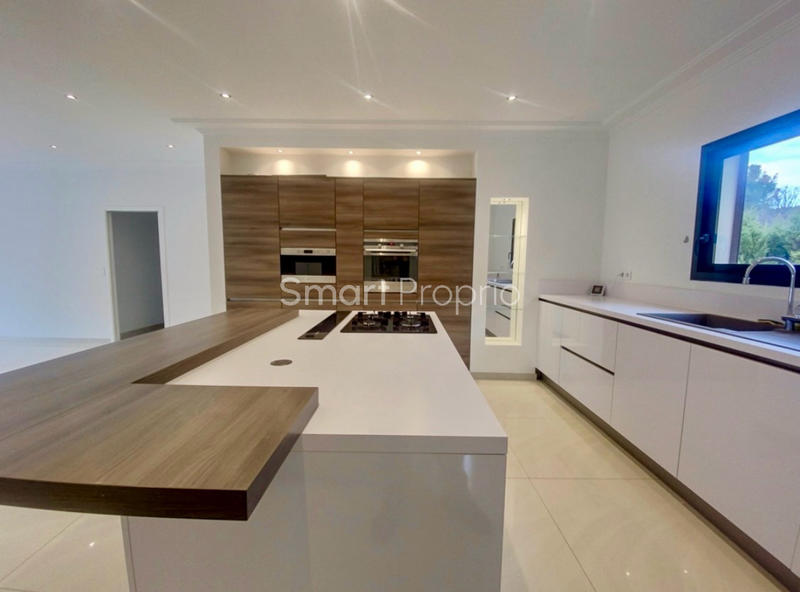 Propriété - 250 m² - 6 pièces