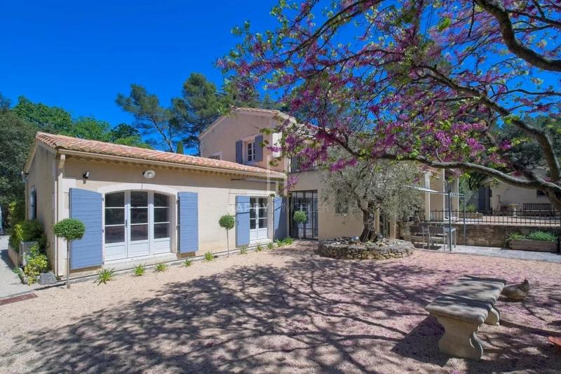 Propriété - 230 m² - 6 pièces