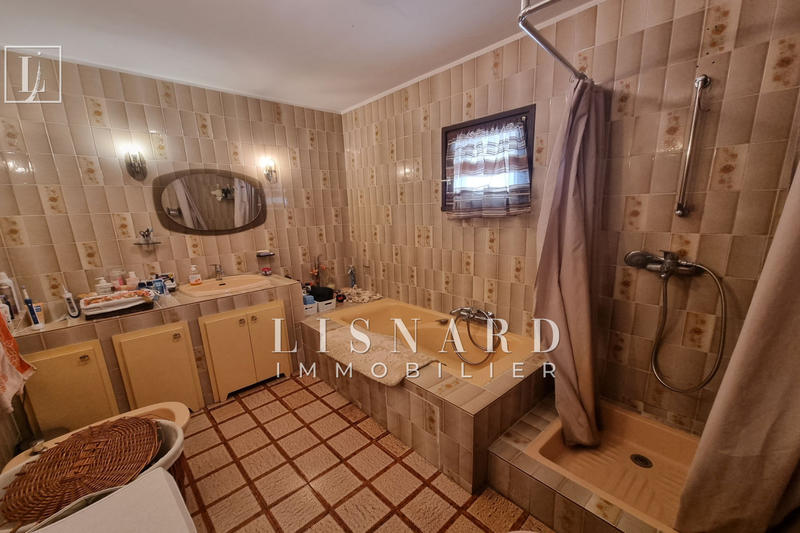 Maison - 235 m² - 8 pièces