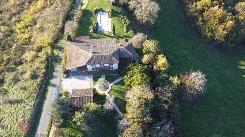 Propriété - 280 m² - 9 pièces