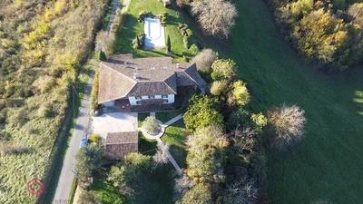 Propriété - 280 m² - 9 pièces