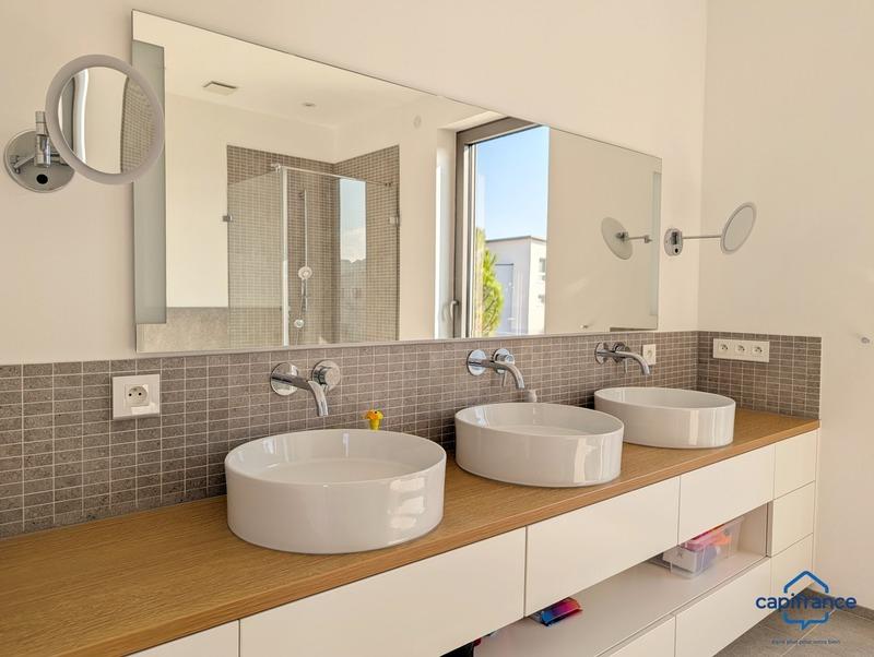 Maison - 220 m² - 9 pièces