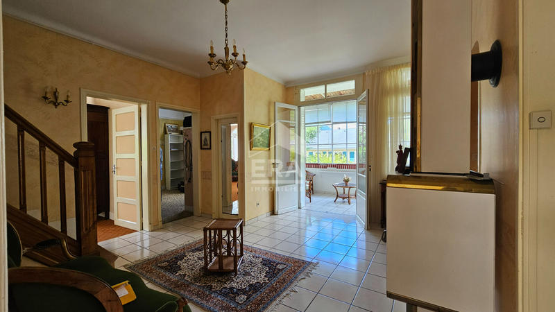 Maison - 313 m² - 12 pièces