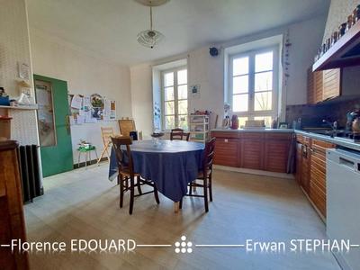 Maison - 374 m² - 16 pièces