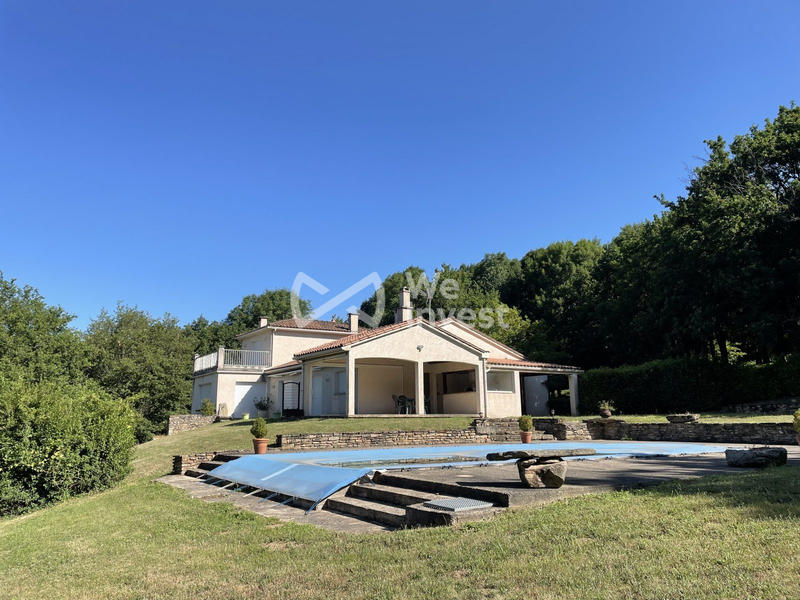 Maison traditionnelle - 340 m² - 11 pièces