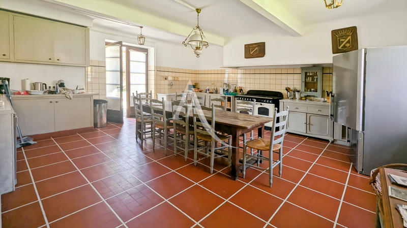 Demeure - 717 m² - 27 pièces