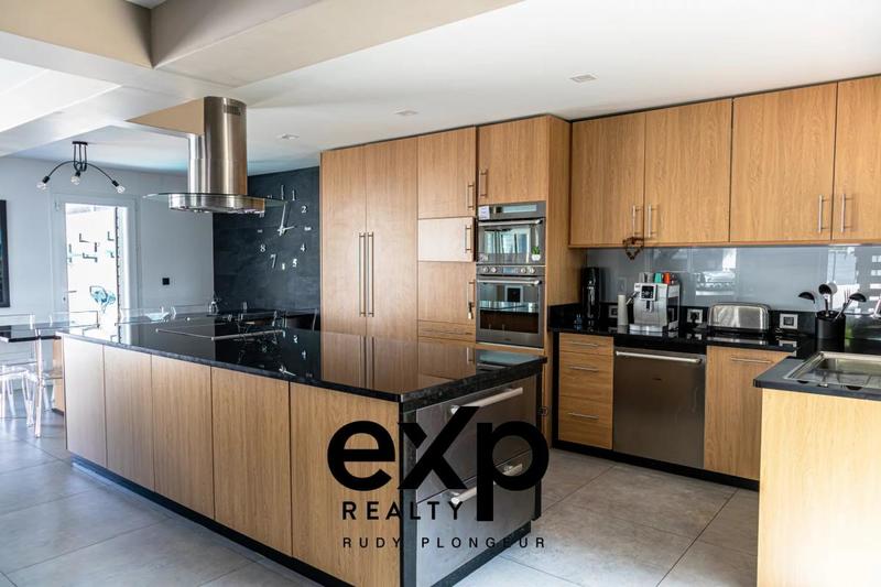 Propriété - 285 m² - 9 pièces