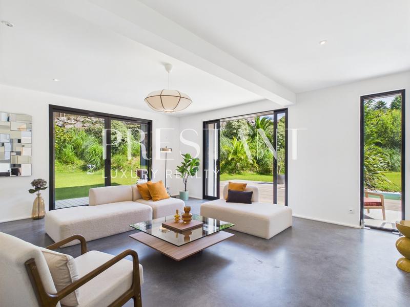 Maison - 310 m² - 11 pièces