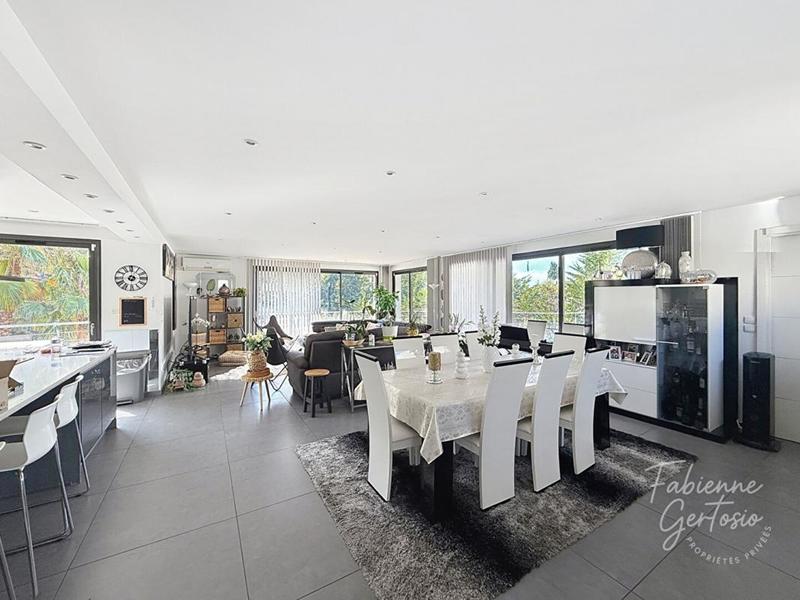 Maison - 240 m² - 7 pièces