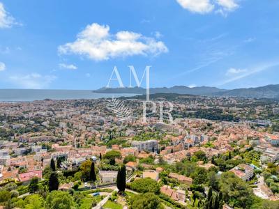 Villa - 247 m² - 6 pièces