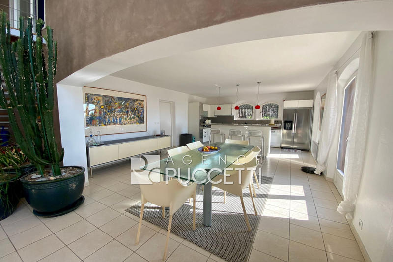 Demeure - 230 m² - 8 pièces