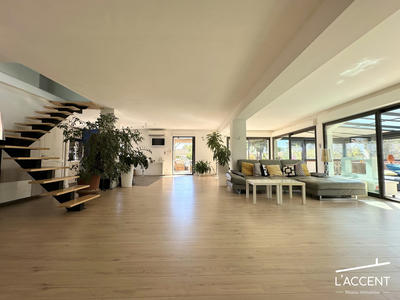Maison - 370 m² - 7 pièces