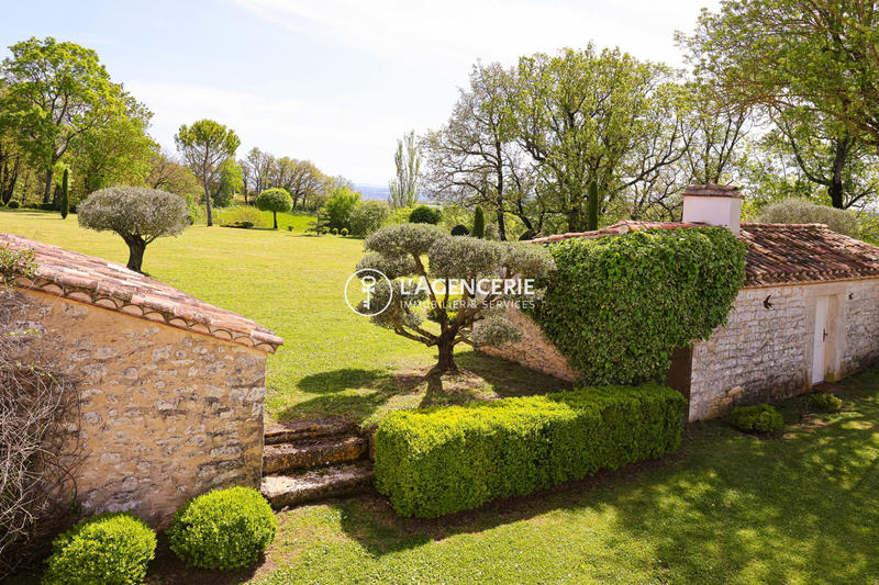 Maison - 360 m² - 12 pièces