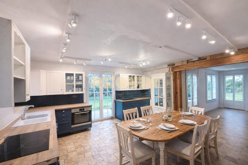 Maison - 246 m² - 6 pièces