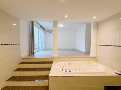 Appartement - 140 m² - 5 pièces