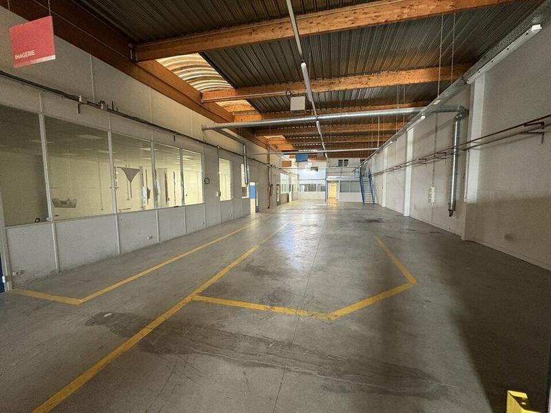 Entrepôt - 1 421 m²