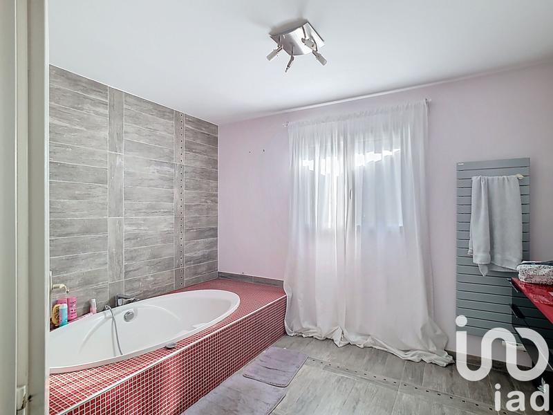 Maison - 220 m² - 8 pièces