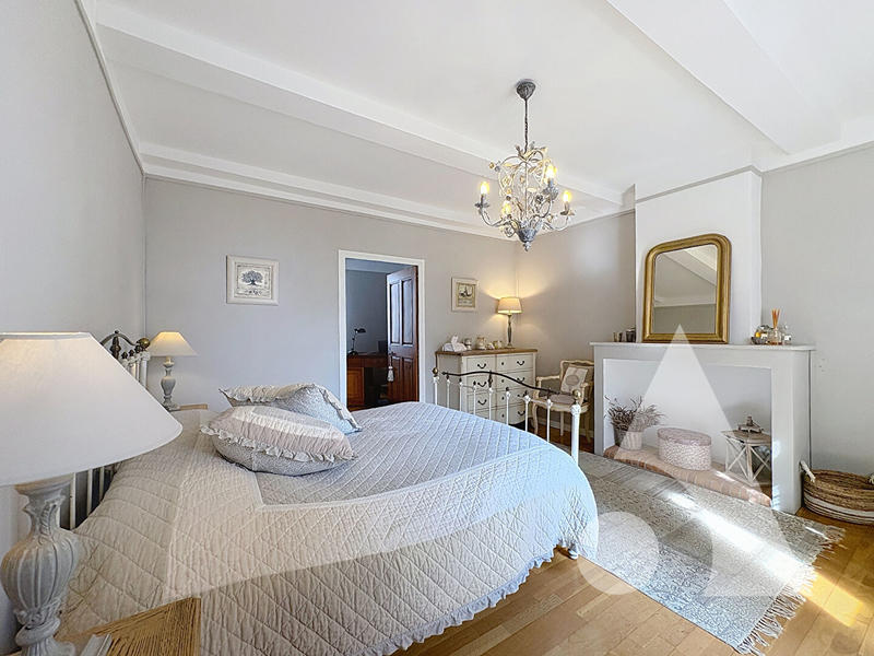 Maison - 250 m² - 7 pièces