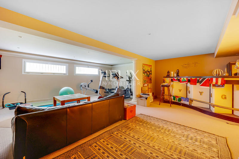 Maison - 410 m² - 10 pièces