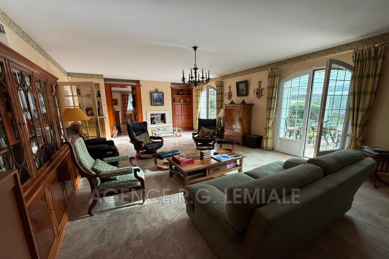 Maison - 223 m² - 7 pièces