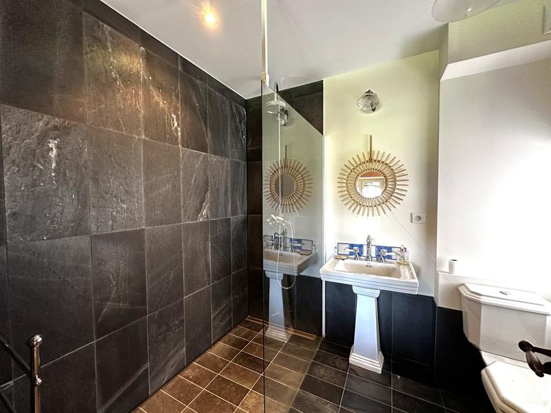 Maison traditionnelle - 471 m² - 10 pièces