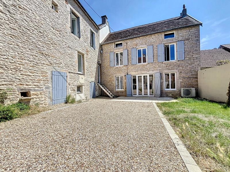 Maison - 230 m² - 8 pièces