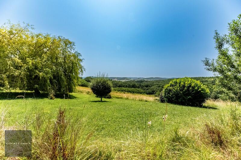 Maison - 330 m² - 11 pièces