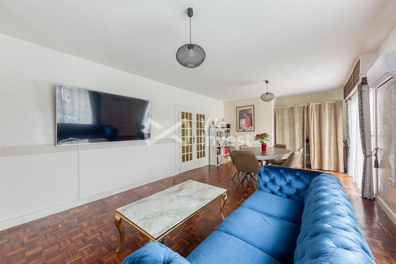 Maison traditionnelle - 237 m² - 10 pièces