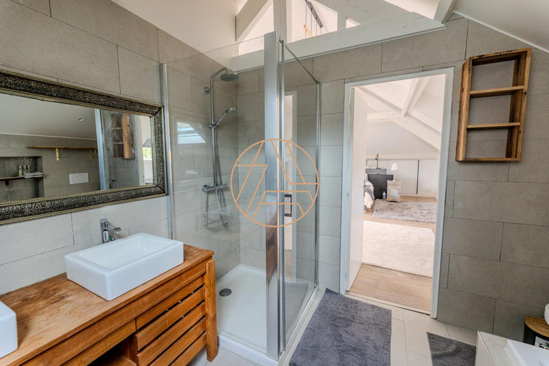 Maison - 331 m² - 9 pièces