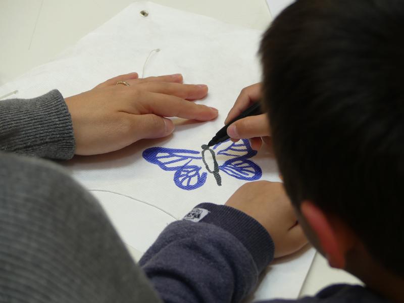 Confection d'un cerf-volant à Terres d'Oiseaux