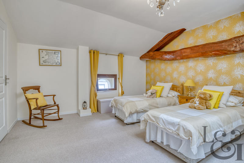 Maison - 275 m² - 8 pièces