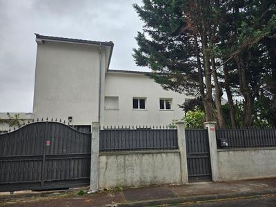 Maison - 195 m² - 7 pièces