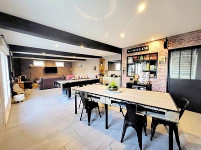 Maison - 218 m² - 6 pièces