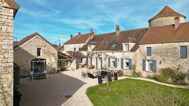 Maison - 300 m² - 9 pièces